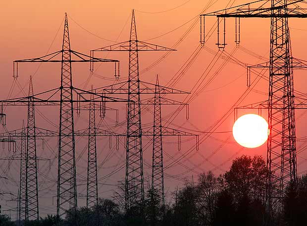 Colisión frontal entre regulación y política energética: el caso del impuesto a las emisiones de CO2 Colisión frontal entre regulación y política energética: el caso del impuesto a las emisiones de CO2