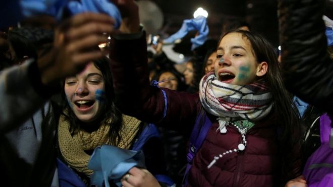 Aborto en Argentina: 4 claves que explican por qué ganó el rechazo a la nueva ley (y qué tendrán que hacer sus promotores para volverlo a plantear)