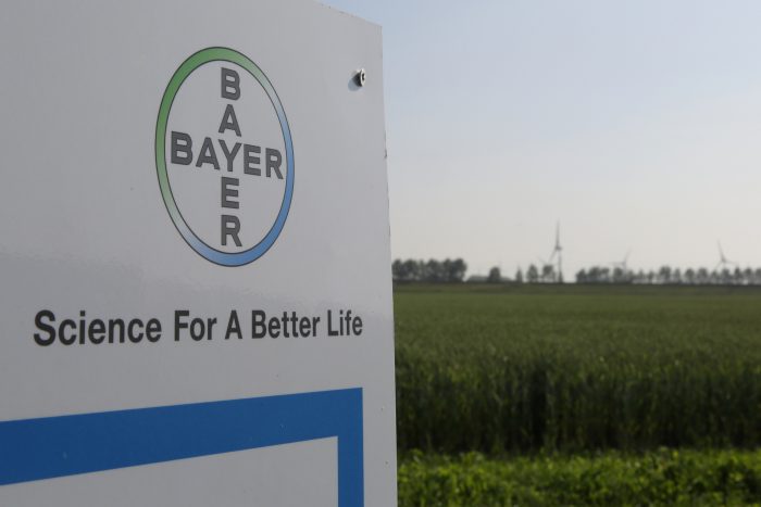 CEO de Bayer trata de calmar temores tras fallo contra Roundup