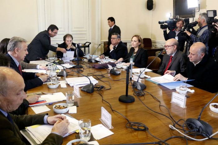 Ministro Santelices da explicaciones por escándalo de las quimioterapias en el Hospital San Borja Ministro Santelices da explicaciones por escándalo de las quimioterapias en el Hospital San Borja