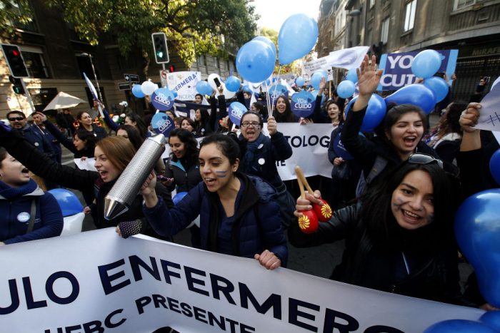 Otro flanco para ministro Santelices: enfermeras efectúan paro nacional de advertencia Otro flanco para ministro Santelices: enfermeras efectúan paro nacional de advertencia