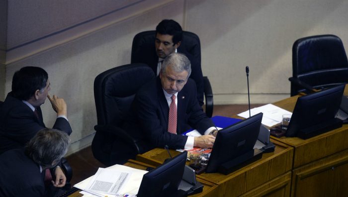 Salario mínimo: Senado le dobla la mano a Hacienda y rechaza la fórmula plurianual de Larraín Salario mínimo: Senado le dobla la mano a Hacienda y rechaza la fórmula plurianual de Larraín