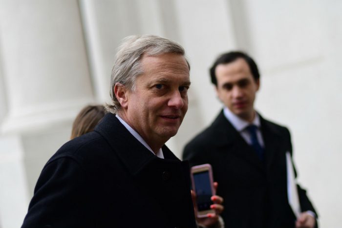 No se quiere quedar atrás: Tras baja en encuesta, Kast intenta ganar terreno con visita a La Moneda No se quiere quedar atrás: Tras baja en encuesta, Kast intenta ganar terreno con visita a La Moneda