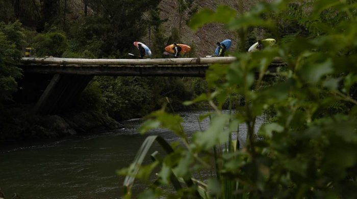“La otra Cordillera”: el filme de kayakistas que denuncia cómo el modelo forestal destruyó el sur de Chile “La otra Cordillera”: el filme de kayakistas que denuncia cómo el modelo forestal destruyó el sur de Chile