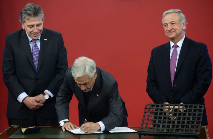 Piñera firma indicación que busca ponerle la lápida a la Ley Reservada del Cobre Piñera firma indicación que busca ponerle la lápida a la Ley Reservada del Cobre