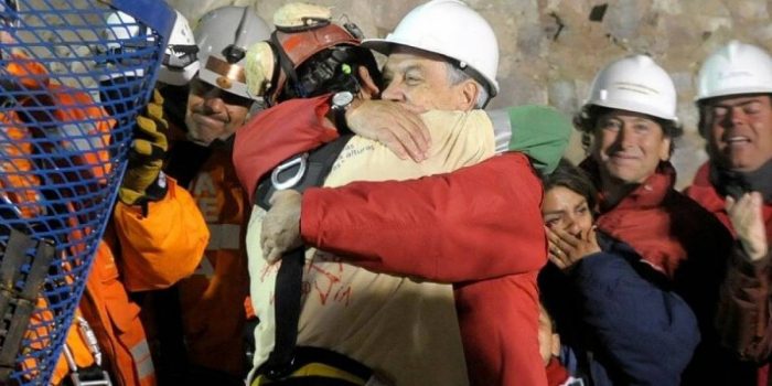 Sacó el papelito: Sebastián Piñera recuerda a los 33 mineros a 8 años de su accidente
