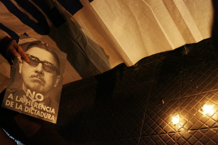 Fallo en Caso Riggs obliga a familia Pinochet a devolver más de US$1.600.000 y condena a tres militares (r) Fallo en Caso Riggs obliga a familia Pinochet a devolver más de US$1.600.000 y condena a tres militares (r)
