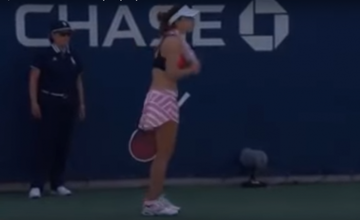Tenista francesa recibió advertencia tras quitarse la camiseta en partido de US Open Tenista francesa recibió advertencia tras quitarse la camiseta en partido de US Open