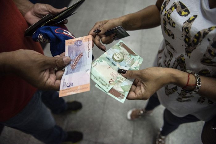 Venezolanos lidian con desconcertante plan económico de Maduro Venezolanos lidian con desconcertante plan económico de Maduro