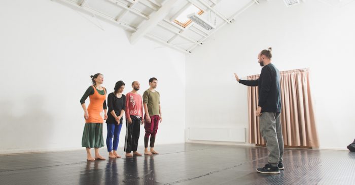 Clase magistral en danza contemporánea con performer Thomas Bentin en Black Dance Studio Clase magistral en danza contemporánea con performer Thomas Bentin en Black Dance Studio