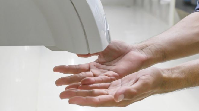 Toallas desechables vs. secadores de aire: ¿qué forma de secarse las manos es la más saludable?