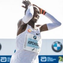 Eliud Kipchoge, la hazaña del corredor keniata que bajó en 78 segundos el récord en el maratón de Berlín