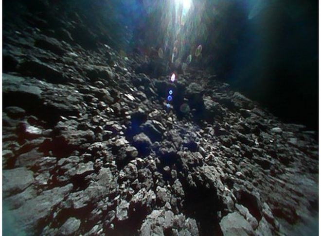 Las nuevas imágenes de Ryugu, el inusual asteroide al que llegó la sonda japonesa Hayabusa 2 Las nuevas imágenes de Ryugu, el inusual asteroide al que llegó la sonda japonesa Hayabusa 2
