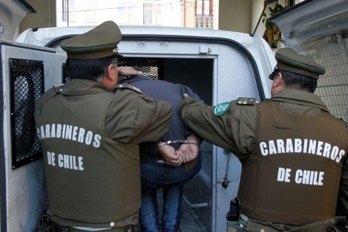 Carabineros frustra femicidio en Puente Alto: hombre se disponía a atacar con un cuchillo a su pareja Carabineros frustra femicidio en Puente Alto: hombre se disponía a atacar con un cuchillo a su pareja