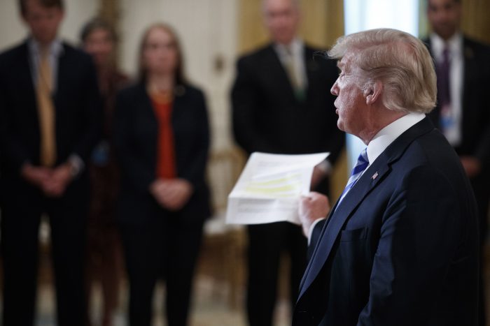 Trump insta al Departamento de Justicia a desenmascarar al autor de artículo Trump insta al Departamento de Justicia a desenmascarar al autor de artículo