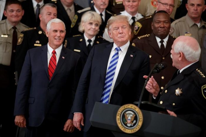 Trump promete escribir el “verdadero libro” sobre la Casa Blanca porque el de Woodward es una “ridiculez” Trump promete escribir el “verdadero libro” sobre la Casa Blanca porque el de Woodward es una “ridiculez”