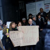 Profesores del Instituto Nacional protestan tras ser rociados con bencina