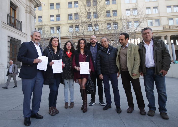 Diputados de oposición llegan a La Moneda para solicitar a Piñera que presente nuevo proyecto de salario mínimo Diputados de oposición llegan a La Moneda para solicitar a Piñera que presente nuevo proyecto de salario mínimo