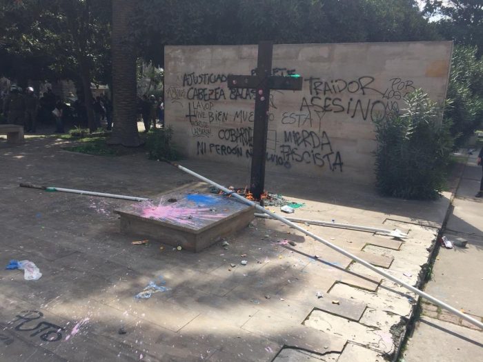 Nuevamente destrozan tumba de Jaime Guzmán durante romería en el Cementerio General