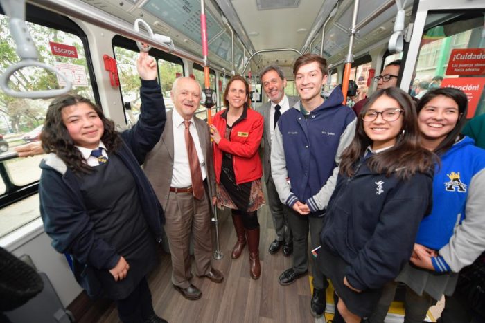 Premio Nobel de Química conversó sobre cambio climático con estudiantes de Peñalolén en bus 100% eléctrico Premio Nobel de Química conversó sobre cambio climático con estudiantes de Peñalolén en bus 100% eléctrico