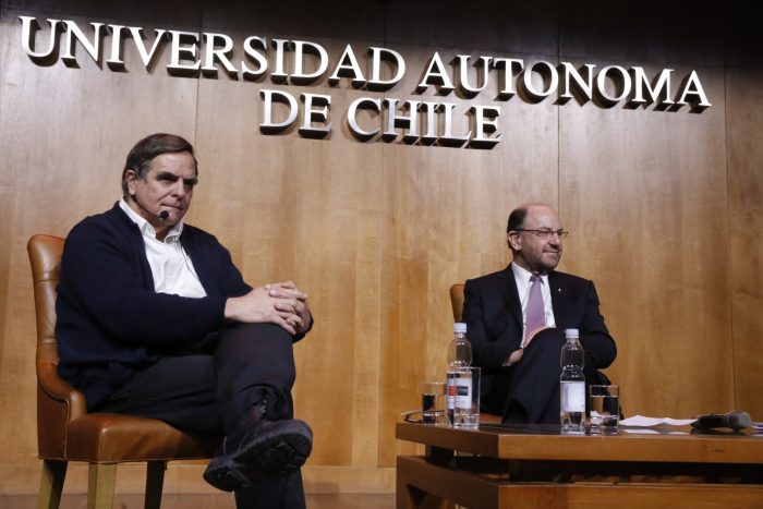 Mano a mano entre el ministro Moreno y el sacerdote Berríos en la Universidad Autónoma Mano a mano entre el ministro Moreno y el sacerdote Berríos en la Universidad Autónoma
