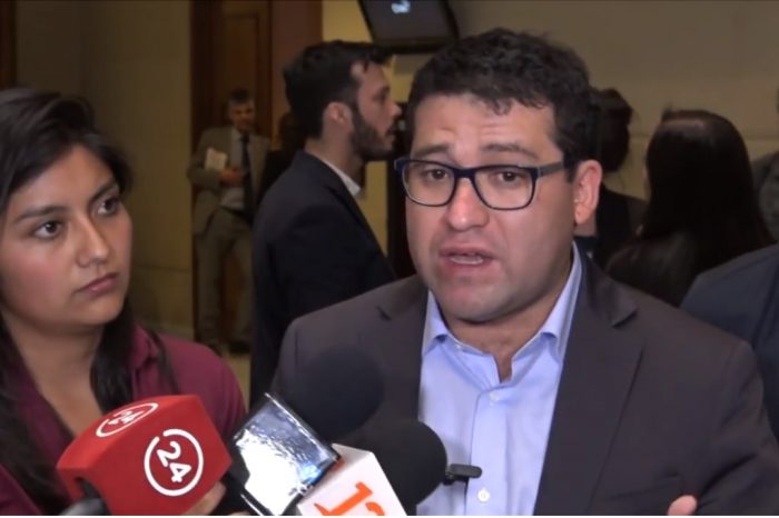 Deudor que “funó” a Sergio Bitar, le responde: “Lo que el ex ministro no dice es que el CAE es un crédito ilegal” Deudor que “funó” a Sergio Bitar, le responde: “Lo que el ex ministro no dice es que el CAE es un crédito ilegal”