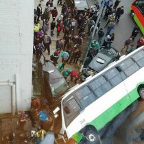 Valparaíso: Así fue el volcamiento y posterior colisión de un microbús que dejó varios lesionados