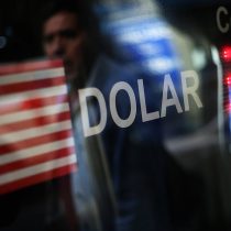 Dólar se derrumba en Chile en línea con tendencia global y a pesar de caída del cobre