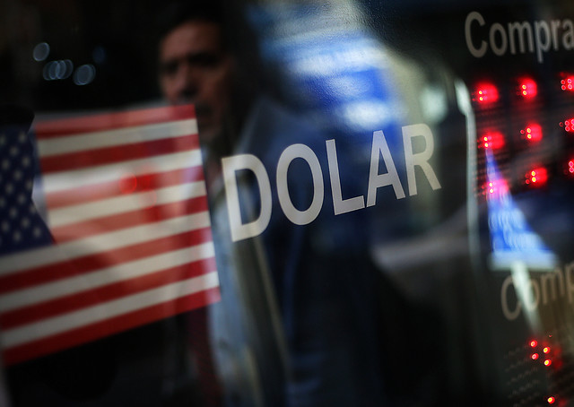 Dólar continúa situándose sobre los $850 y registra mayor alza trimestral de su historia