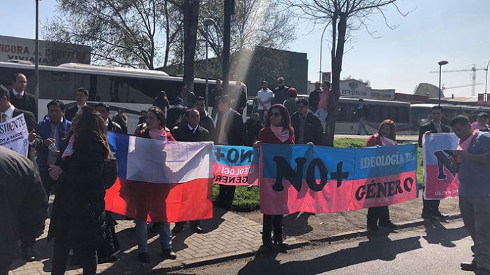 “¡Piñera traidor!”: Grupo de manifestantes encara al presidente a su llegada al Te Deum evangélico por Ley de Identidad de Género