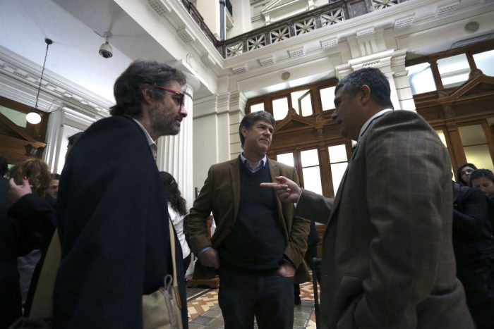 Víctimas de Karadima siguen esperando: se suspendieron alegatos de la demanda civil contra el Arzobispado Víctimas de Karadima siguen esperando: se suspendieron alegatos de la demanda civil contra el Arzobispado
