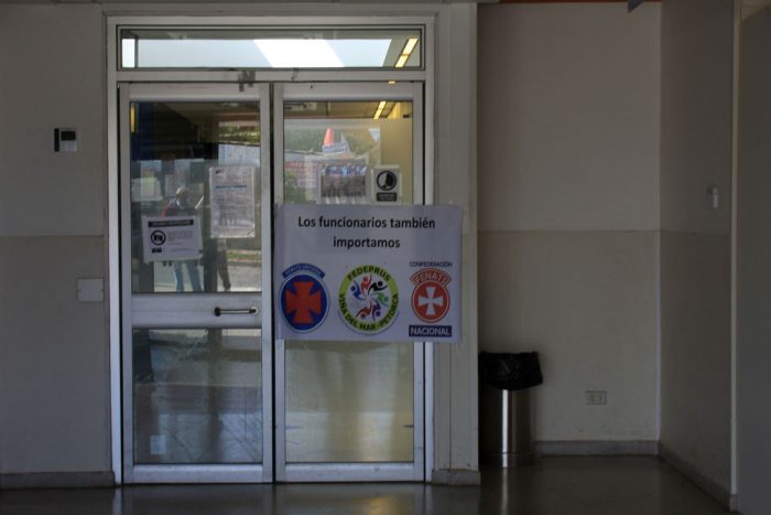 Quintero: Funcionarios del hospital en alerta por sobrecarga para atender la crisis y apuntan al Minsal Quintero: Funcionarios del hospital en alerta por sobrecarga para atender la crisis y apuntan al Minsal