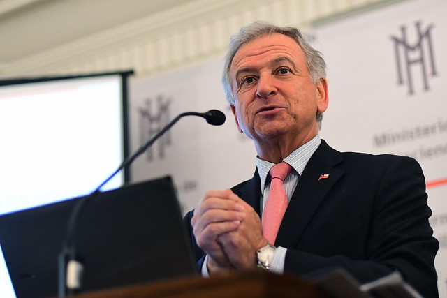 Felipe Larraín lamenta despidos en Farmacias Ahumada pero recuerda que «hay empleos que se están generando» Felipe Larraín lamenta despidos en Farmacias Ahumada pero recuerda que