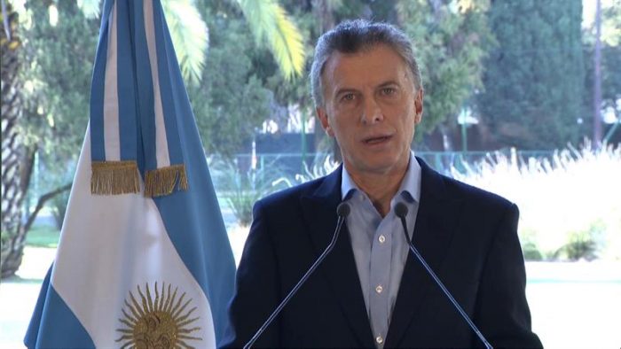 Macri a lo Piñera: culpa al gobierno anterior y se victimiza para enfrentar crisis económica en Argentina