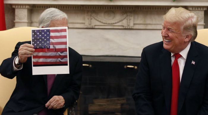 “Chile está en el corazón de EEUU”: la explicación de Piñera para la curiosa bandera que mostró a Trump