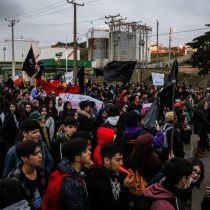 Estudiantes de Quintero no aguantan más: exigen renuncia de intendente de Valparaíso y de ministros Santelices y Schmidt