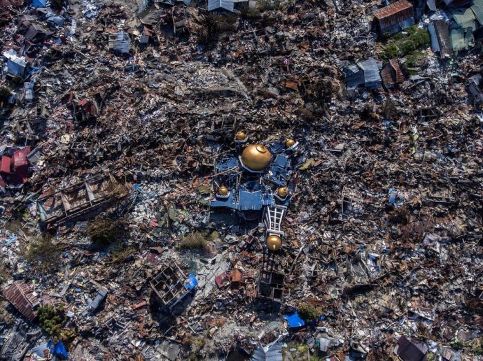 Tsunami en Indonesia: las imágenes aéreas que revelan el alcance de la destrucción tras el desastre