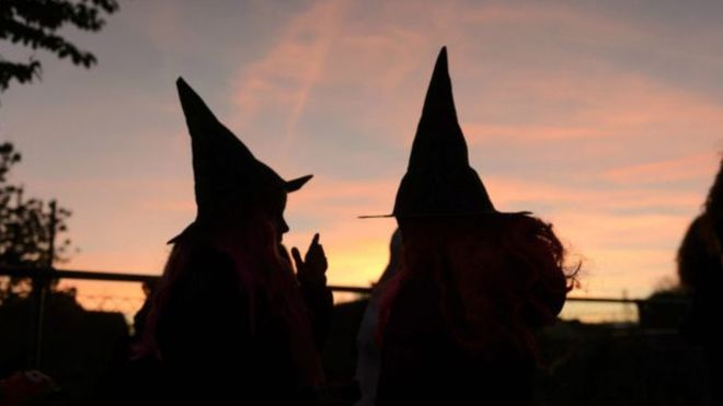 Halloween: cuál es el origen de la centenaria tradición que mezcla hogueras, calabazas y caramelos