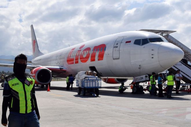 Un avión de Lion Air con 189 personas a bordo se estrella en Indonesia momentos después del despegue