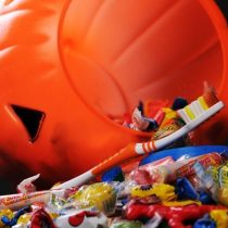 Las travesuras de los dulces de Halloween: niños comen más de 1000% de azúcar de lo recomendado y aumentan las caries