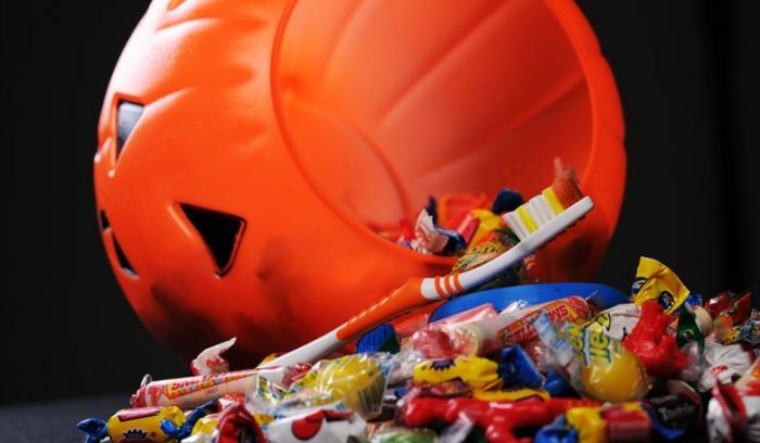 Las travesuras de los dulces de Halloween: niños comen más de 1000% de azúcar de lo recomendado y aumentan las caries Las travesuras de los dulces de Halloween: niños comen más de 1000% de azúcar de lo recomendado y aumentan las caries