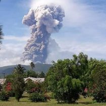 Volcán de Indonesia hace erupción en la isla donde se registró un terremoto y tsunami