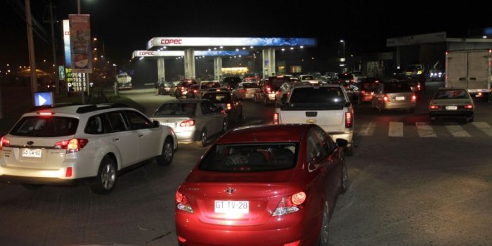 Filas con más de 100 autos colapsan bencineras en Magallanes en medio del bloqueo de camioneros Filas con más de 100 autos colapsan bencineras en Magallanes en medio del bloqueo de camioneros