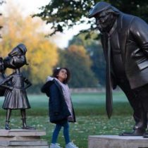 Una escultura del personaje literario Matilda que enfrentada a Trump rinde homenaje a Roald Dahl