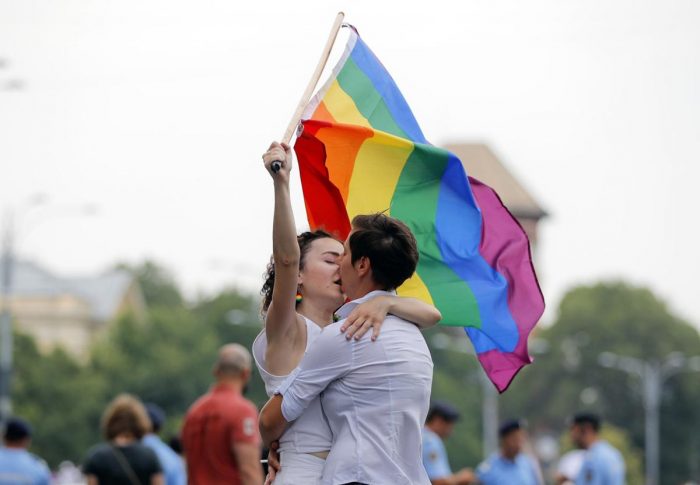 Rumanía vota dividida si modifica la Constitución para prohibir el matrimonio homosexual