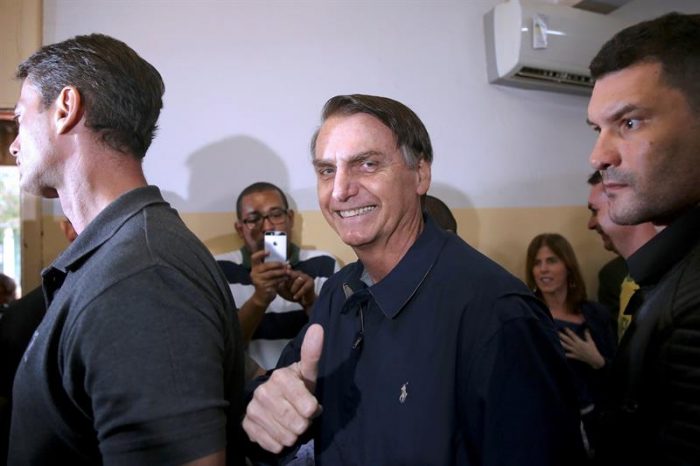 José Antonio Kast y Manuel José Ossandón descorchan la champaña por la votación de Bolsonaro en Brasil José Antonio Kast y Manuel José Ossandón descorchan la champaña por la votación de Bolsonaro en Brasil