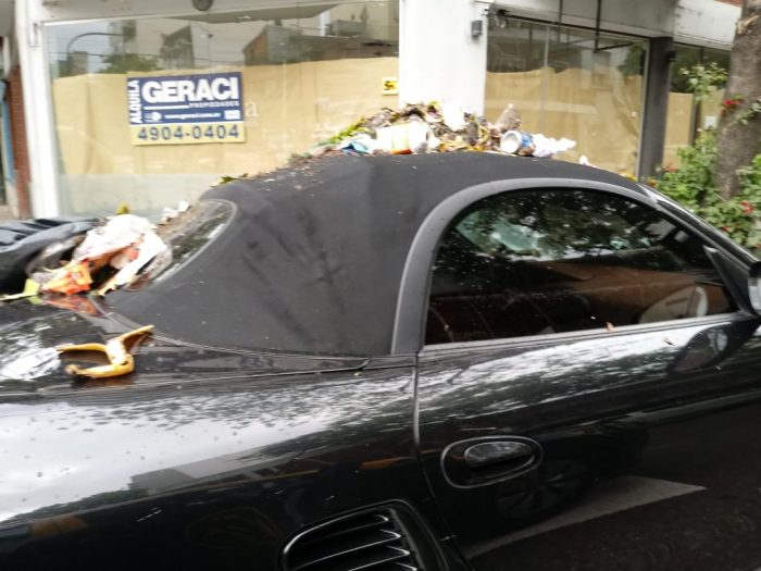 Ciudadanos se enfurecen con conductor de un Porsche y lo tapan en basura Ciudadanos se enfurecen con conductor de un Porsche y lo tapan en basura