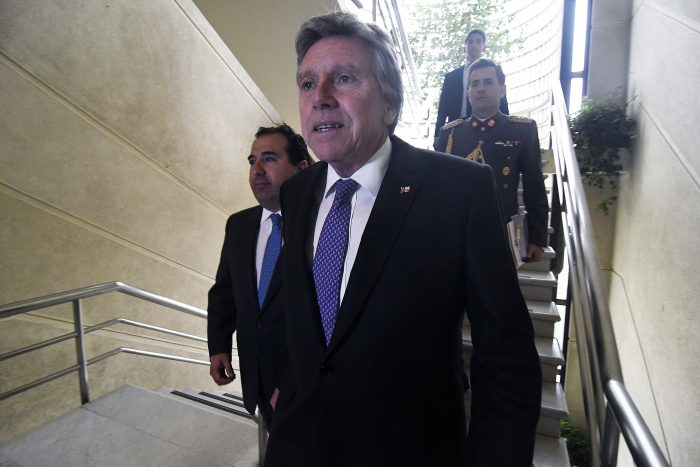 Ministro de Defensa rechaza cambiar el nombre del aeropuerto por el de Neruda: “No estamos de acuerdo” Ministro de Defensa rechaza cambiar el nombre del aeropuerto por el de Neruda: