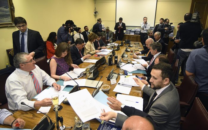 Tras acuerdo entre oposición y el Gobierno, Senado votará esta noche proyecto de Aula Segura Tras acuerdo entre oposición y el Gobierno, Senado votará esta noche proyecto de Aula Segura
