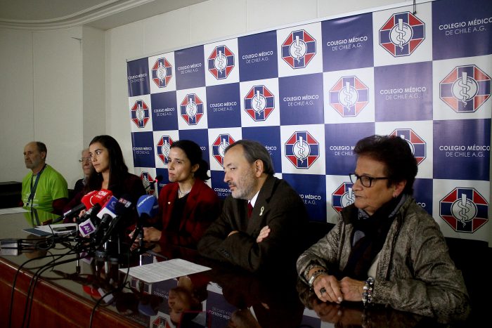 Colegio Médico presenta reclamo ante Contraloría por límite de venta de talonarios de licencias médicas impuesto por el Minsal Colegio Médico presenta reclamo ante Contraloría por límite de venta de talonarios de licencias médicas impuesto por el Minsal